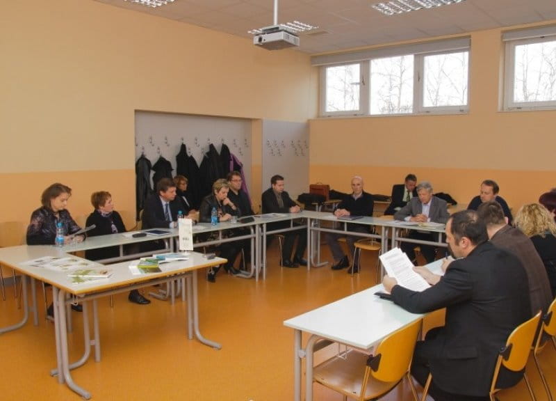 Okrogla miza o odpadni embalaži